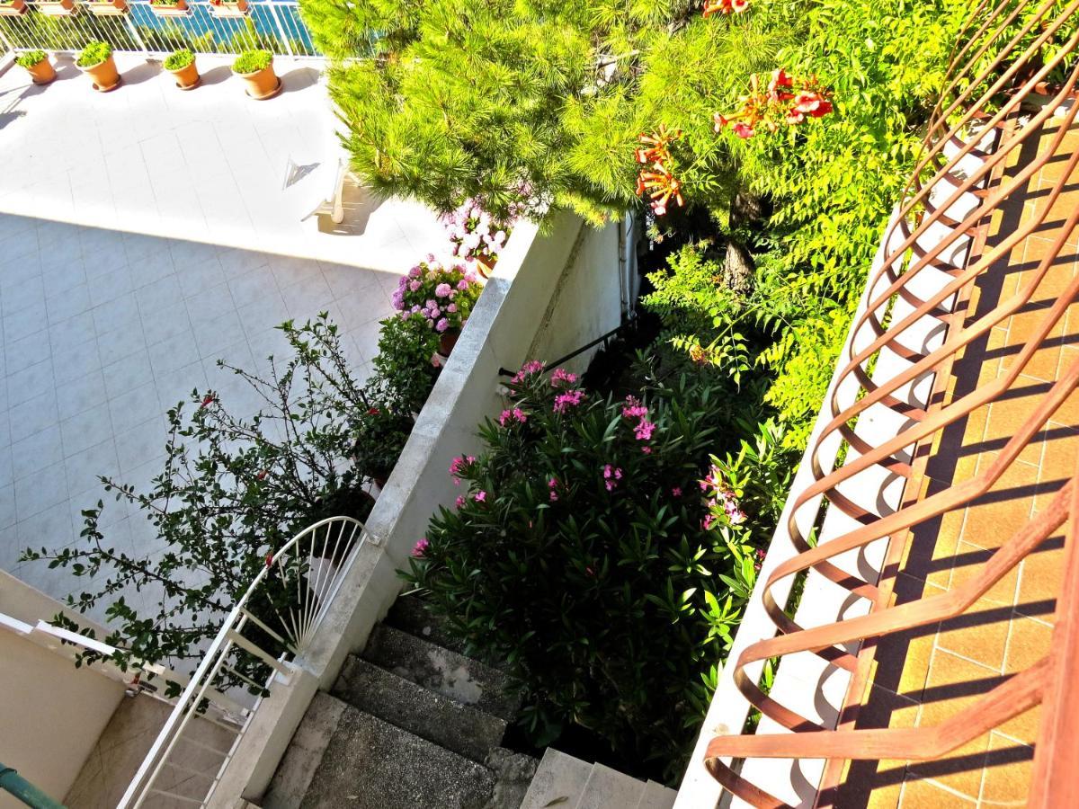 Apartments Pino Brela Bagian luar foto
